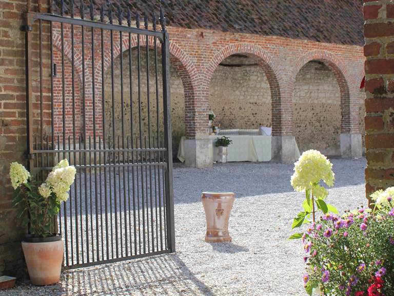 Entrée dépendances du château