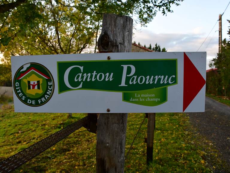 Cantou Paouruc  la maison dans les champs, panneau de signalisation