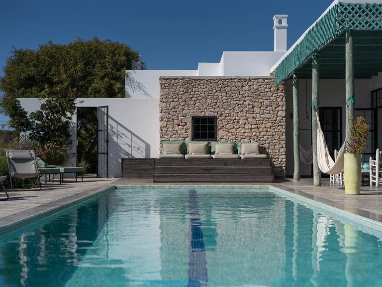 piscine chauffée et abritée du vent