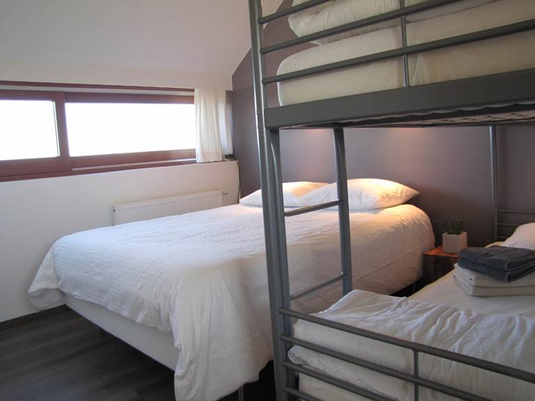 Chambre 2 avec lit double et lits superposés (photo 2)