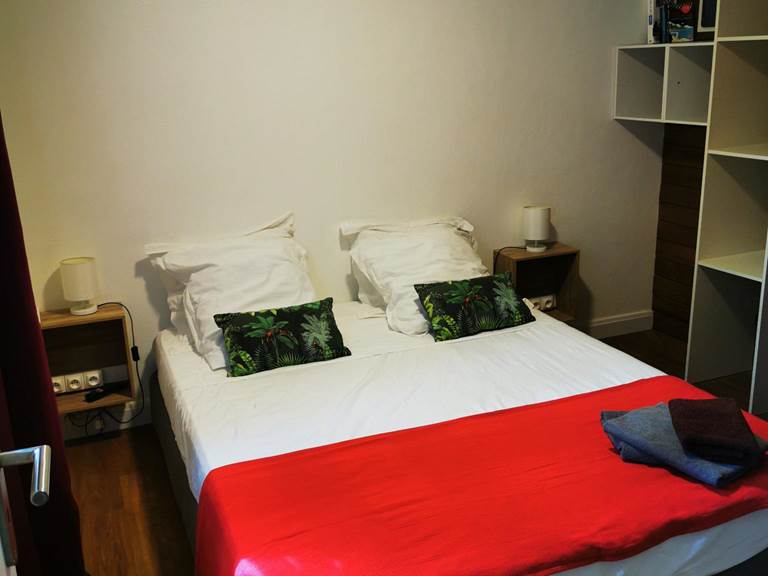gite-horizon-balisiers-chambre-rouge-lit-queensize