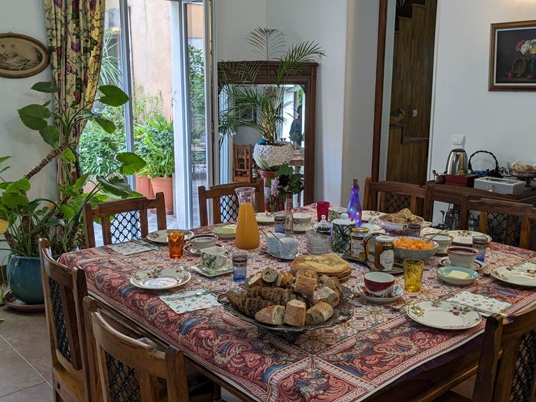 petit déjeuner de la Grenade bleue avec crêpes, gâteaux, confitures, muesli , compotes maison