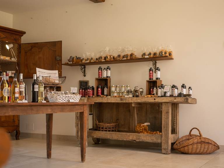 boutique rayon biscuits et huiles de noix du domaine