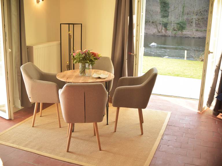 woonkamer-oever-zicht-ambleve-ecolodge