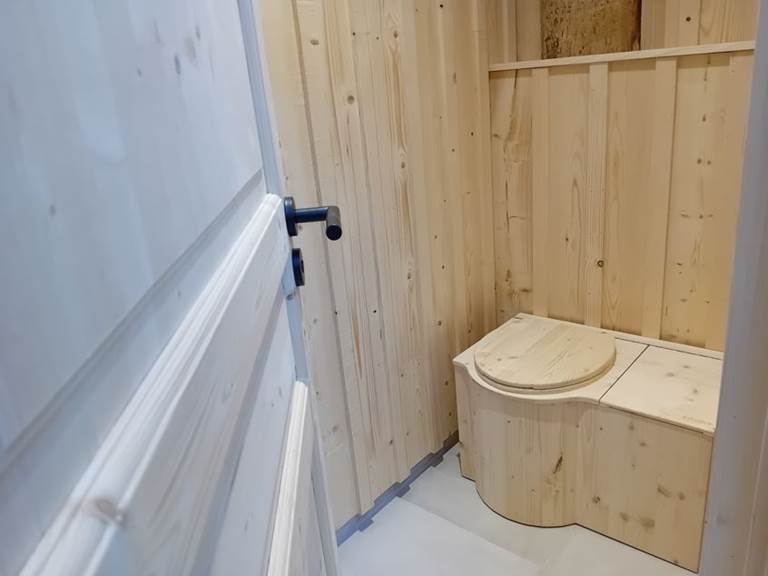 Une pièce de notre gîte à découvrir : les toilettes sèches !