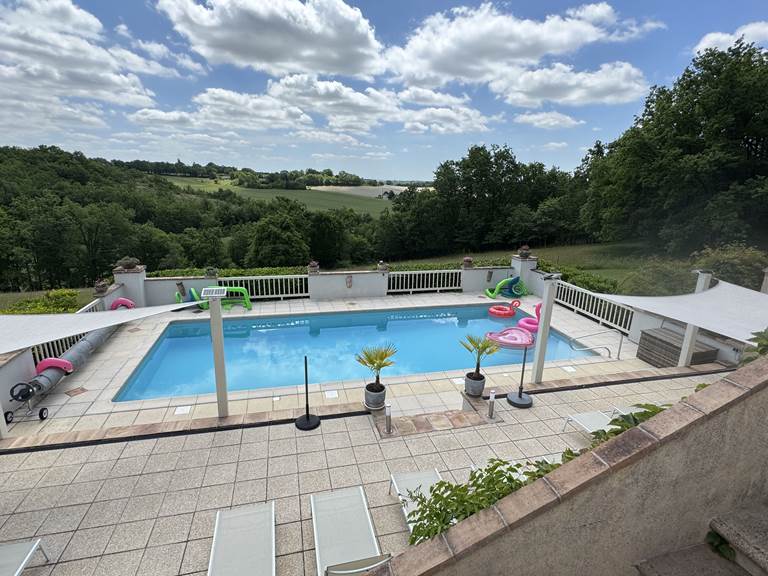 Piscine avec vue et transats