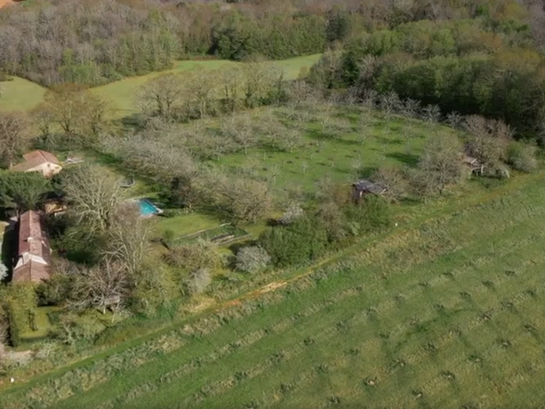 10 Vue aérienne du domaine INYAQAB Gîte Cabanes Dordogne Périgord