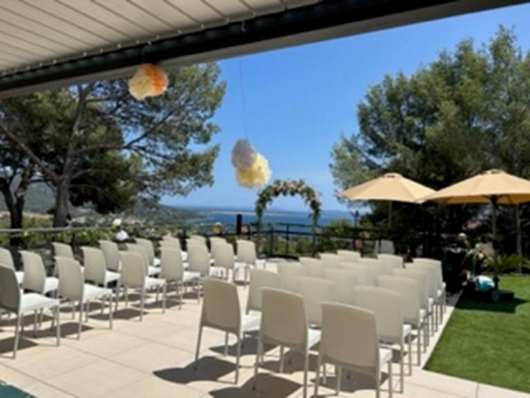 Terrasse aménagée lors d'un mariage