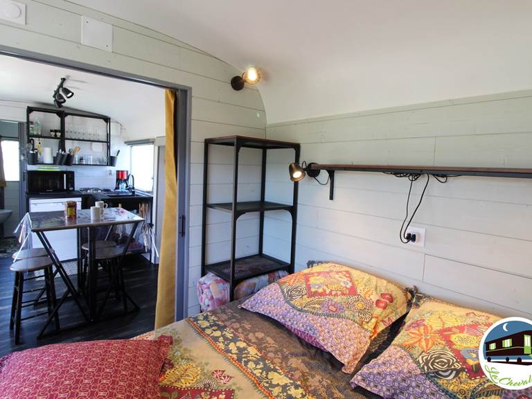 8 Gite la chevalerie 49170 roulotte loge des clowns