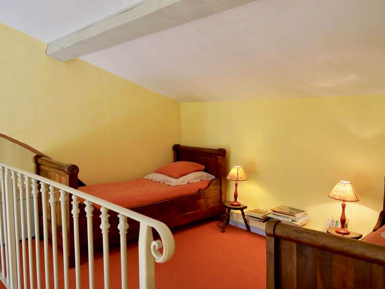 chambre familiale tomette avec lits enfants en mezzanine aux chambres d'hôtes la Rougeanne près de Carcassonne dans l'Aude