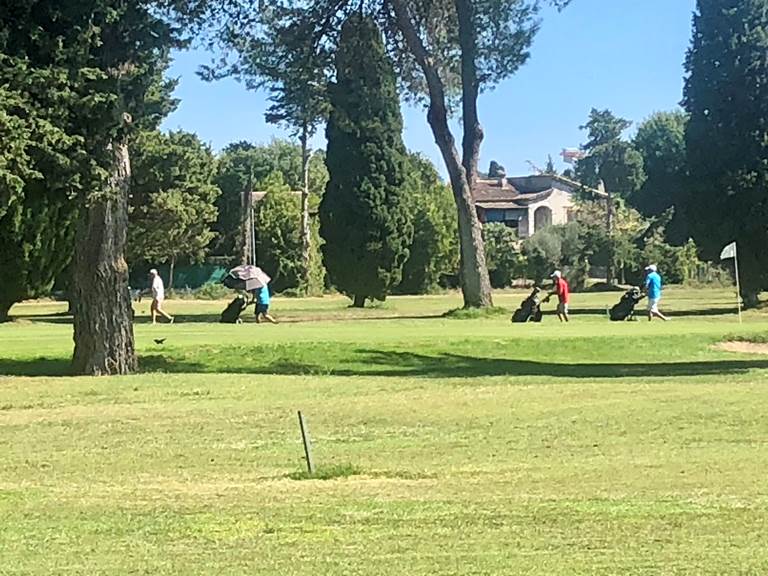 Le golf de 18 trous à 300m de la Villa Chandra