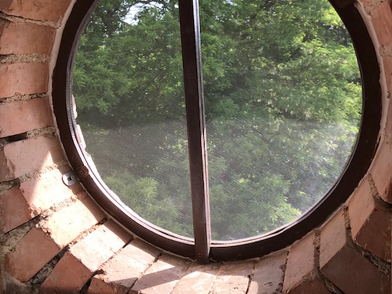 Chambre Belvédère - une des 4 fenêtres "oeil de boeuf" avec vue sur le parc