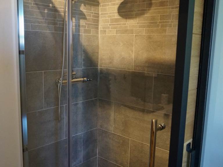 Chambre cran aux oeufs - douche - La Rogeraie