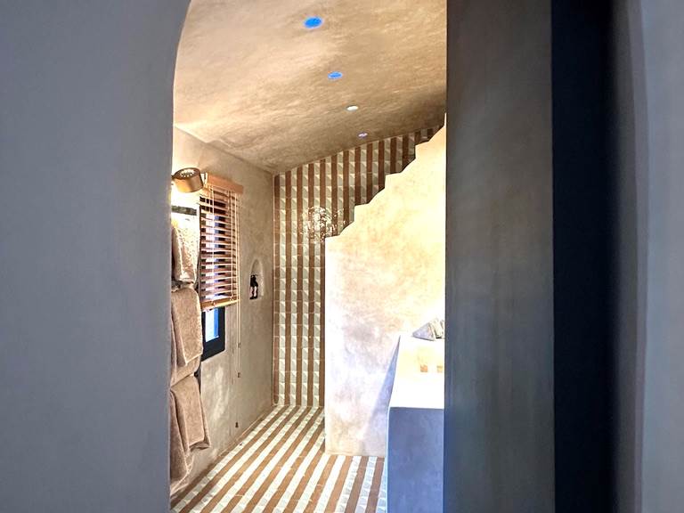 La salle de bain, revisitée en décembre 2025, propose tout le confort...