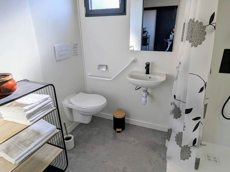 salle-de-bains-adaptée-PMR