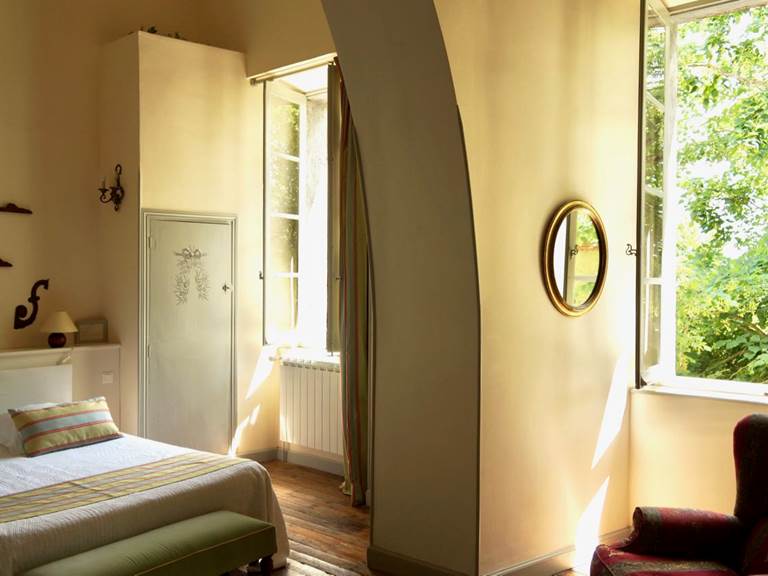 Les fenêtres de la chambre d'hôtes Verveine à la Rougeanne à Carcassonne, Canal du Midi en Pays Cathare