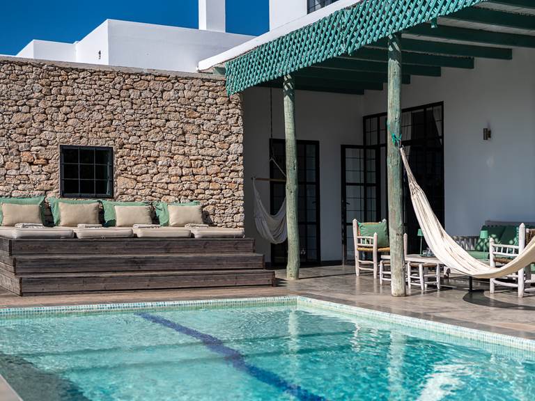 piscine chauffée et abritée du vent