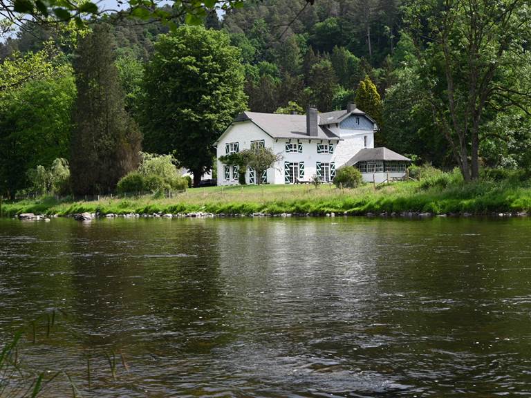 zomerlandschap-oever-ambleve-ecolodge.jpg