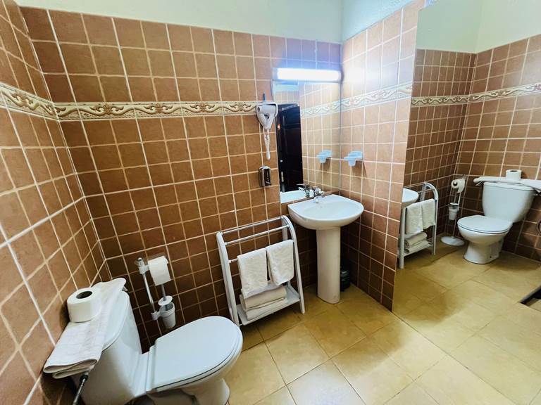 RIAD-AIT-BENHADDOU-Ouarzazate-Chambre-double-salle-de-bain