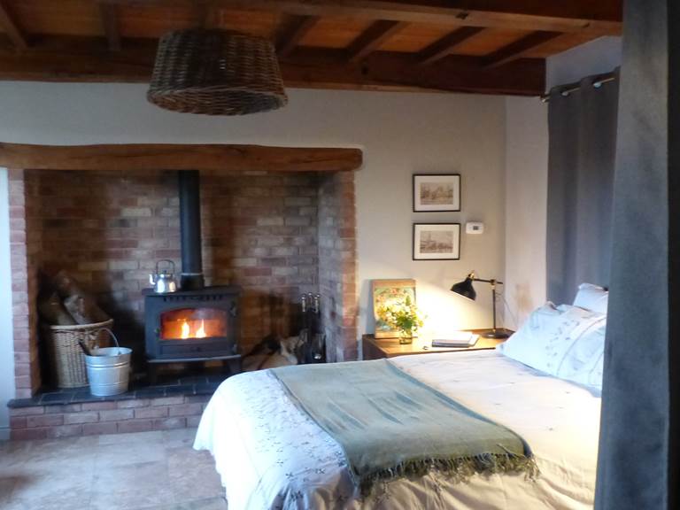 chambre cosy avec feu de bois