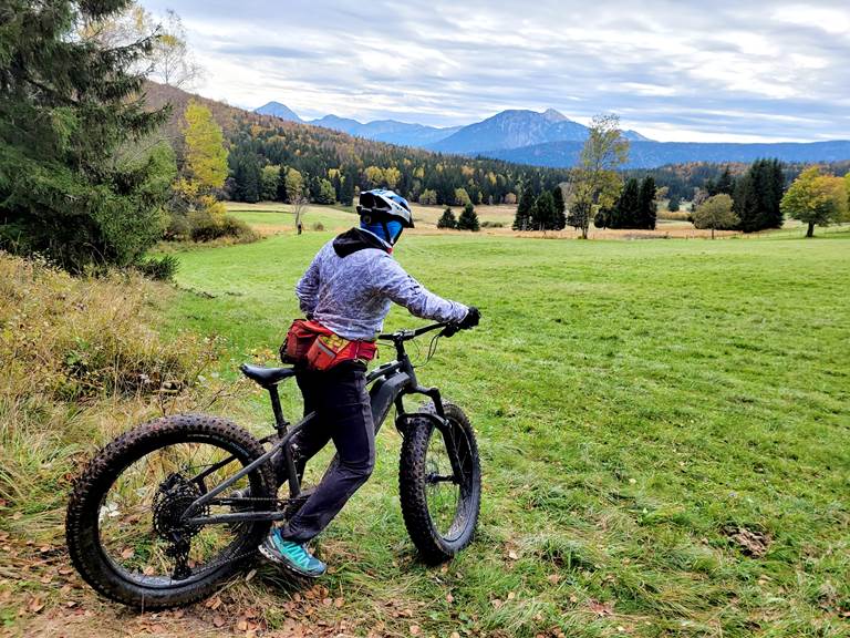 Circuit VTT électrique dans les alpages du lac mariet - massif des Bauges