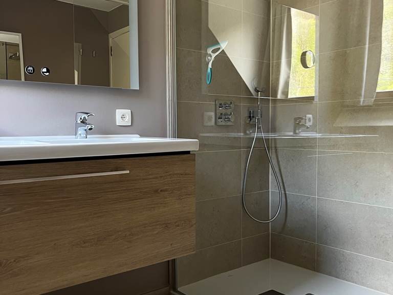 Salle de bain, double évier ,douche à l’Italienne, miroir éclairant anti buée