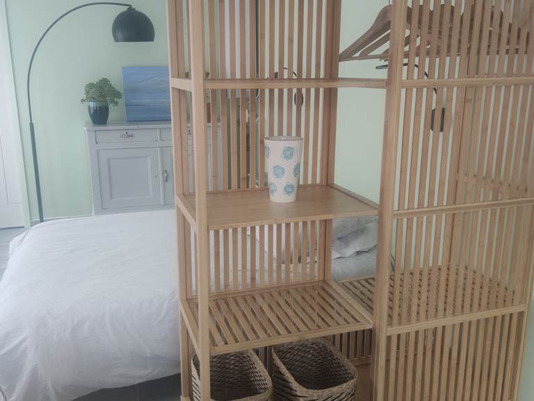 Chambre au style naturel et épuré Lit double, mobilier en bois clair et ambiance douce : parfait pour un séjour reposant au cœur de La Flotte.
