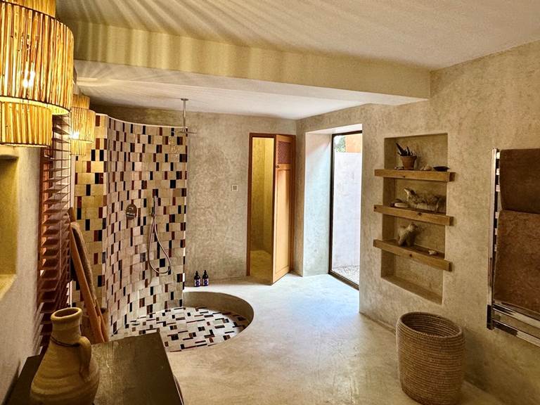 Les détails de tous horizons, à nouveau chinés dans les belles adresses de la ville, ouvrent au voyage...