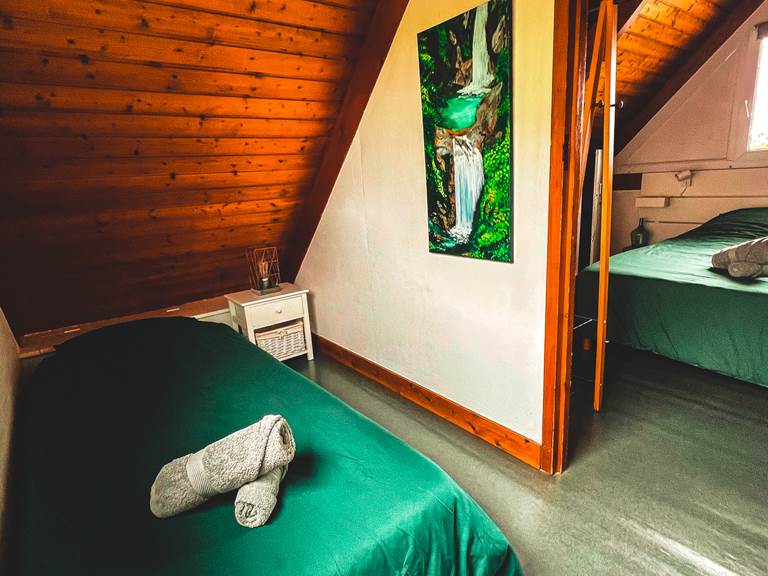 Palier étage avec un lit simple