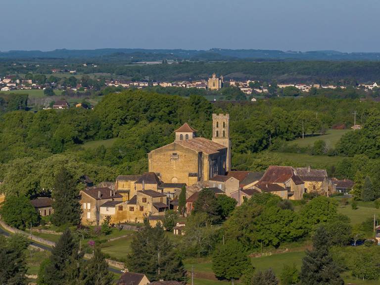 Village de Saint-Avit-Senieur et Beaumont en Périgord à l'horizon