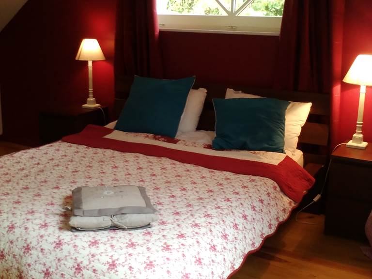 Chambre Rouge avec salle de douche à proximité