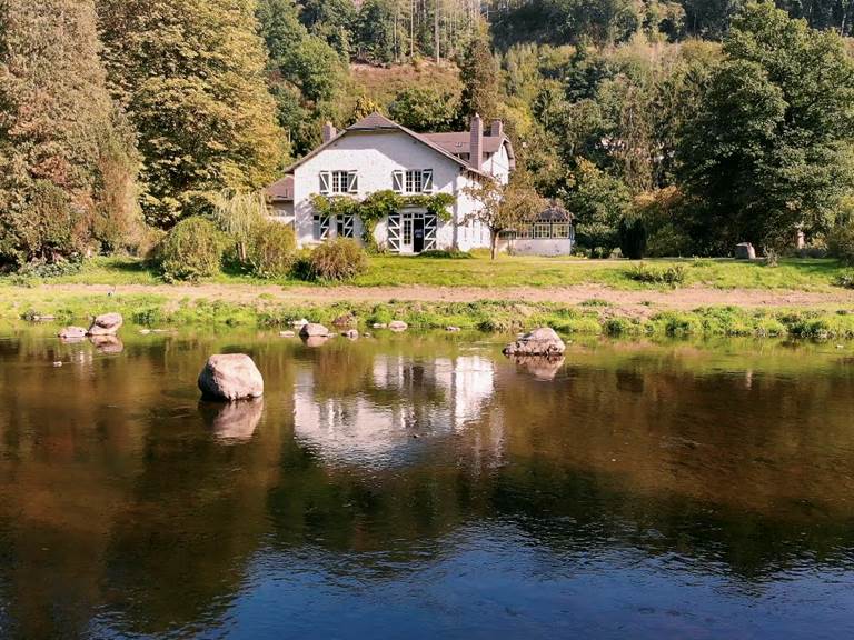 Ecolodge du Moulin: oeveruitzicht - vue de la rive - Uferblick - River bank view
