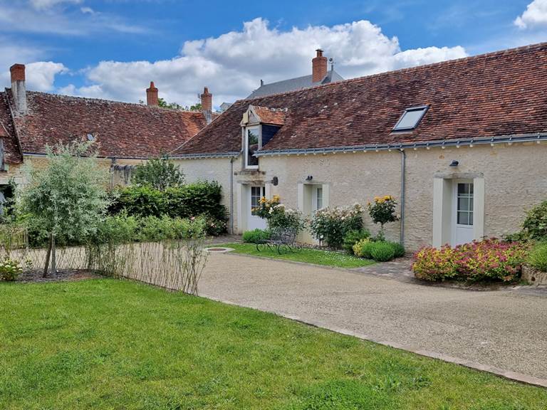 Cote cours de l'ancienne ferme - Grange A Porteau du Domaine des Cyclamens_