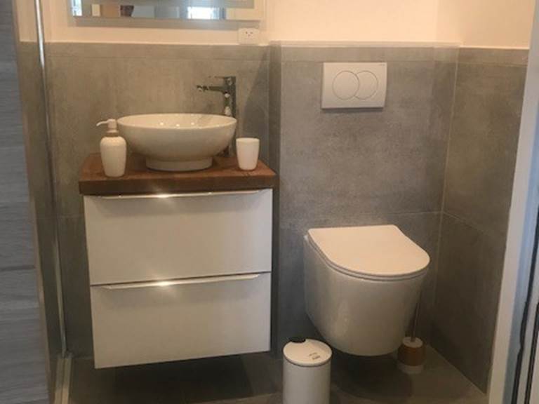 Salle d’eau du studio – Confort et modernité au cœur du village Douche vitrée, vasque design et ambiance zen pour un séjour tout en douceur à La Flotte, Île de Ré.