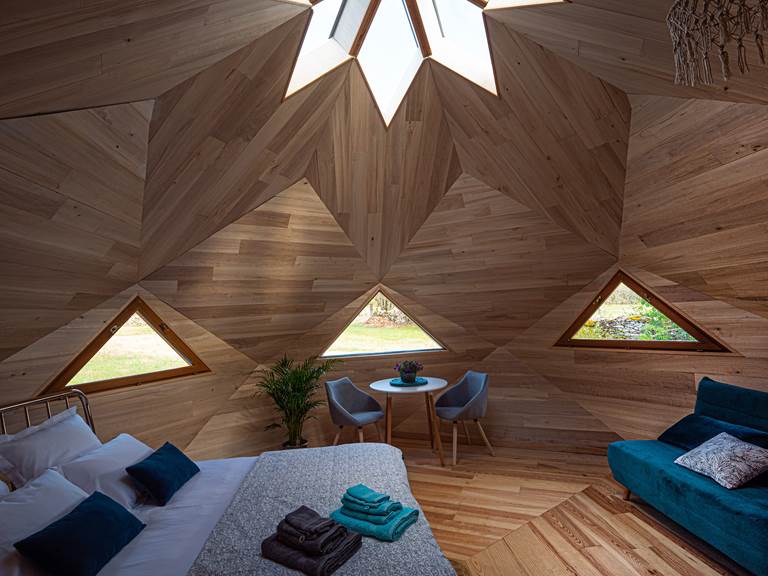 Chambre du zôme avec ses 3 fenêtres en triangle