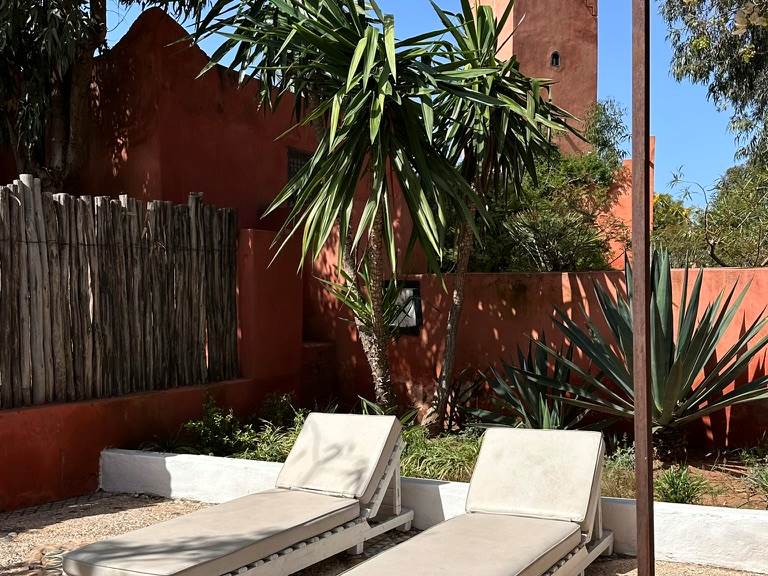 Depuis la terrasse privative, appréciez l'architecture particulière de Baoussala entre deux rayons de soleil!