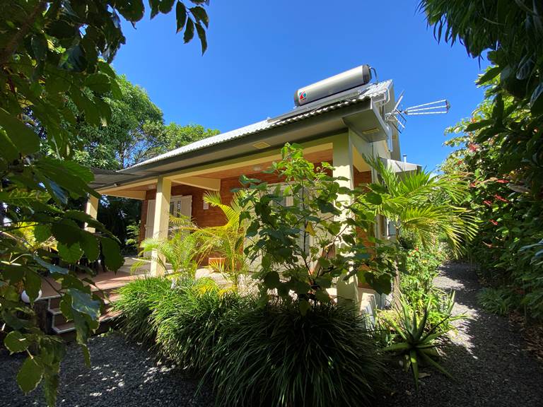 La maison vue du jardin