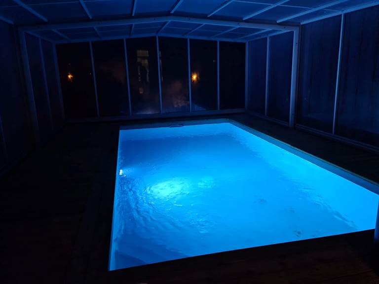 gite-le-lijaly-piscine-couvert-nuit-eclairee.jpg
