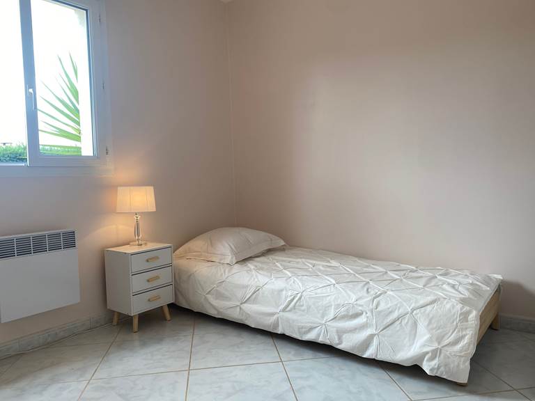 26 Villa provence verte La Roquebrussanne chambre 3 lit simple