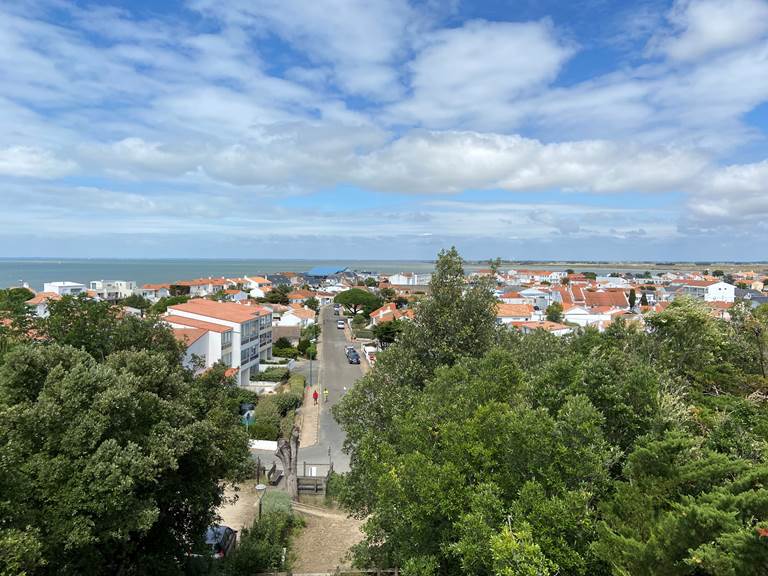 l'avenue du phare de Fromentine - accès à la location la Pêcherie