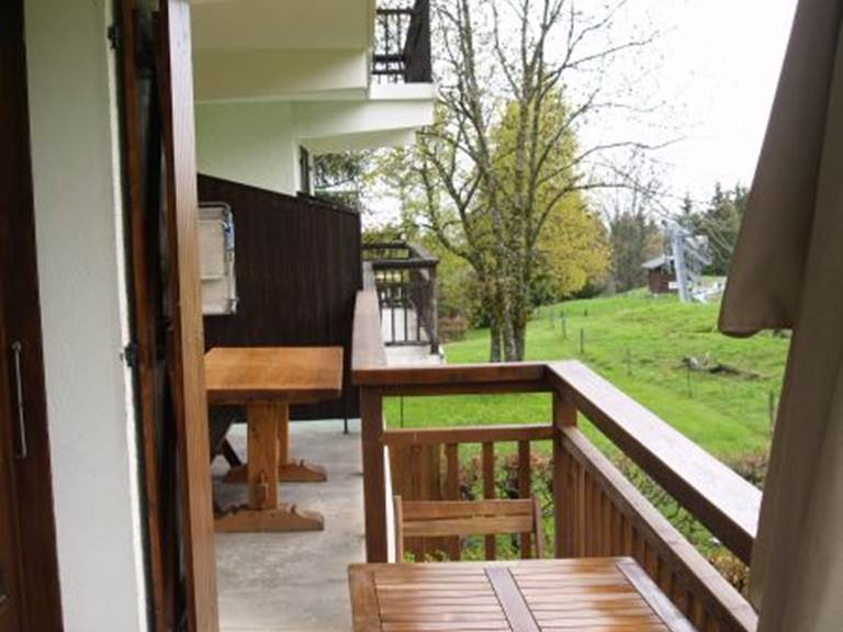 balcon d'angle avec meubles de jardin