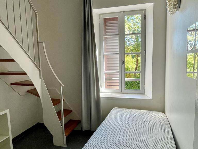 lit simple de l'appartement