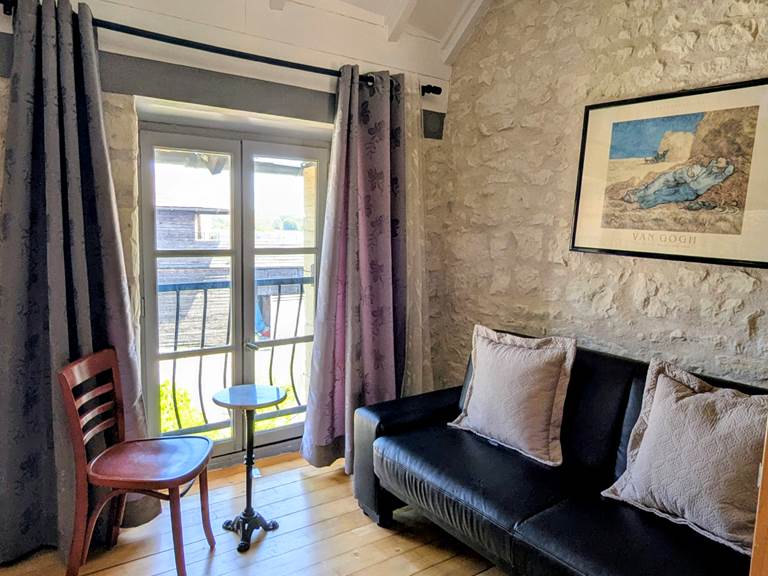 parental-suite-balcony-cachette-jaulnay-gites-de-famille