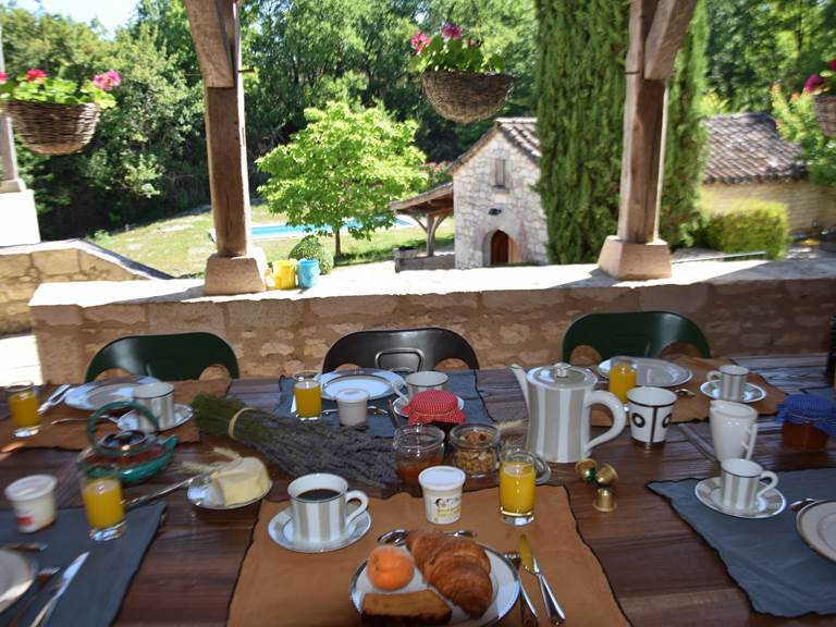 Petit déjeuner table d'hôtes sous le bolet traditionnel