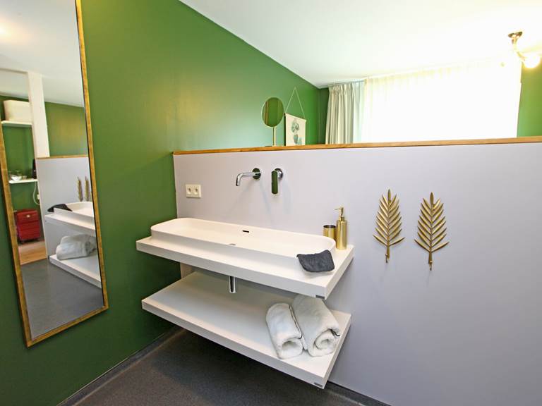 Salle-de-bain-chambre-charme-vert-Hotel-ecolodge-La-Petite-Couronne