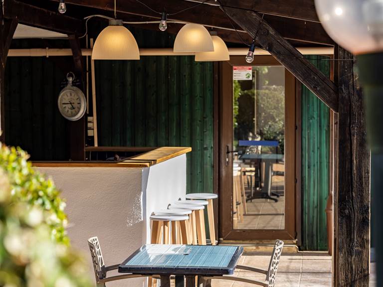 Terrasse et bar