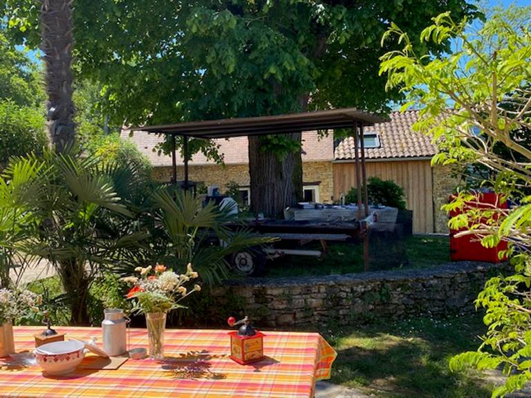 Traiteur installé dans le jardin de la villa