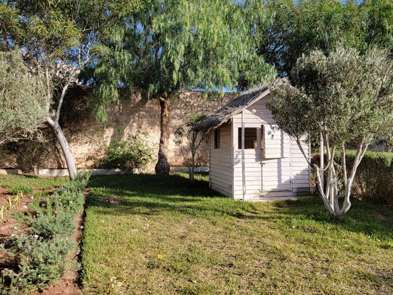 Dans un des recoins du jardin, il y une petite cabane en bois pour les enfants...