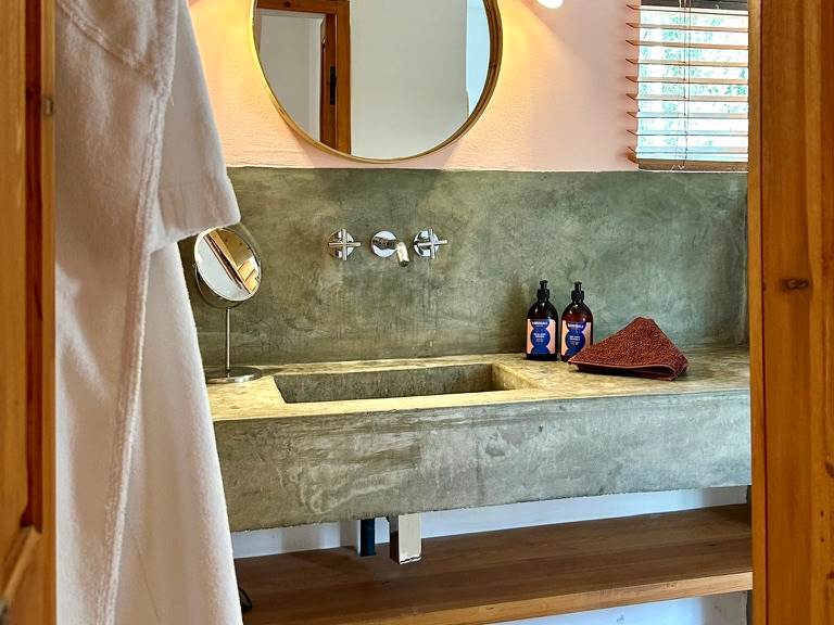 Une salle de bain cosy, avec tout le confort moderne -y compris un sèche serviette à thermostat- vient compléter la Suite Warda