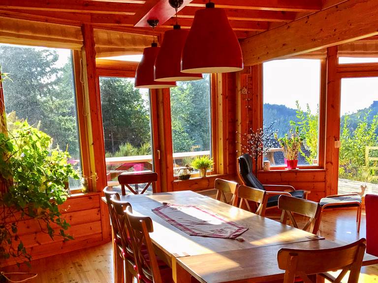 LES CHALETS DU ROCHER - Nid de la Bergeronnette - Gîte Séquoia - Table à manger